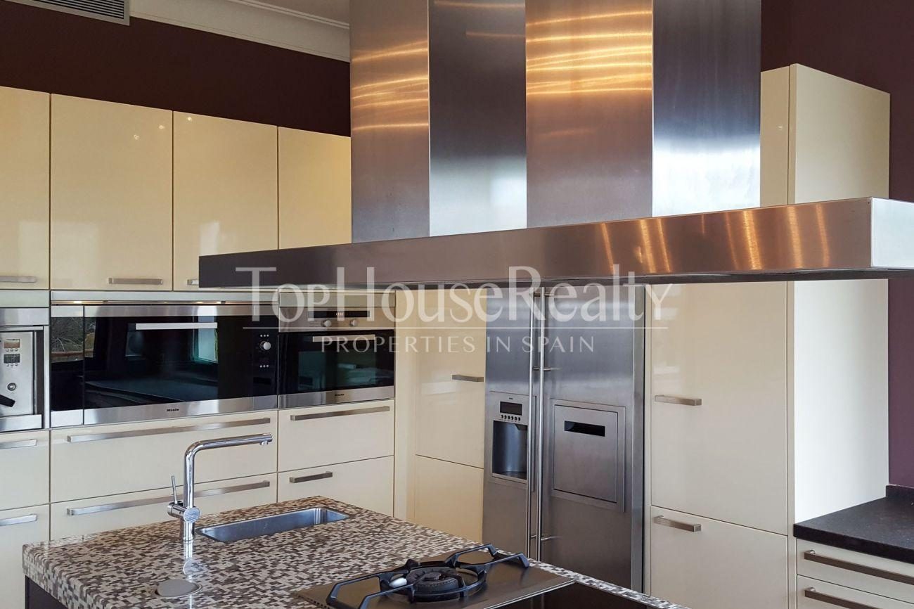 Great house in the best community near Barcelona