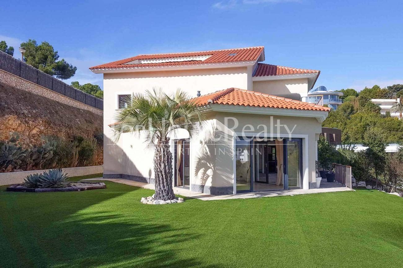 Great house in the best community near Barcelona