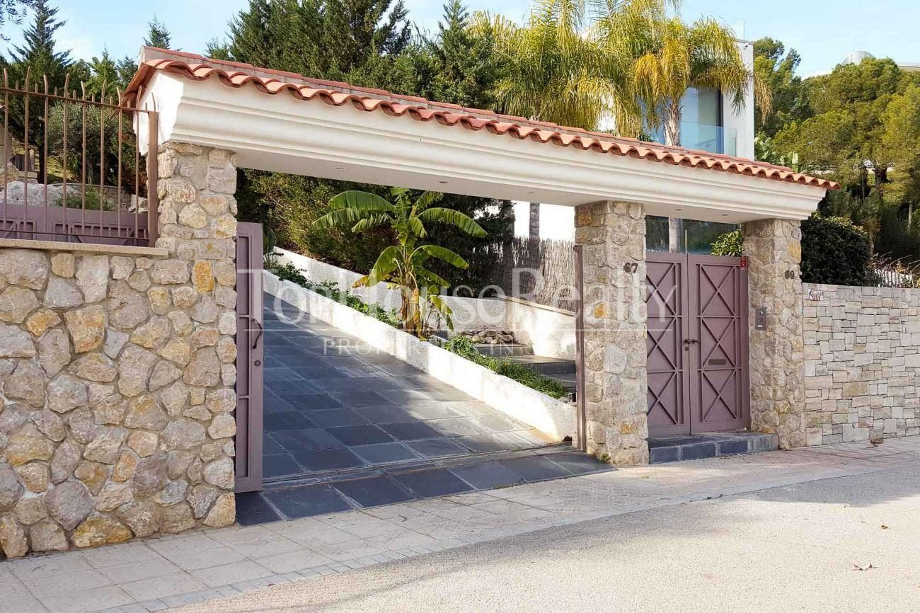 Great house in the best community near Barcelona
