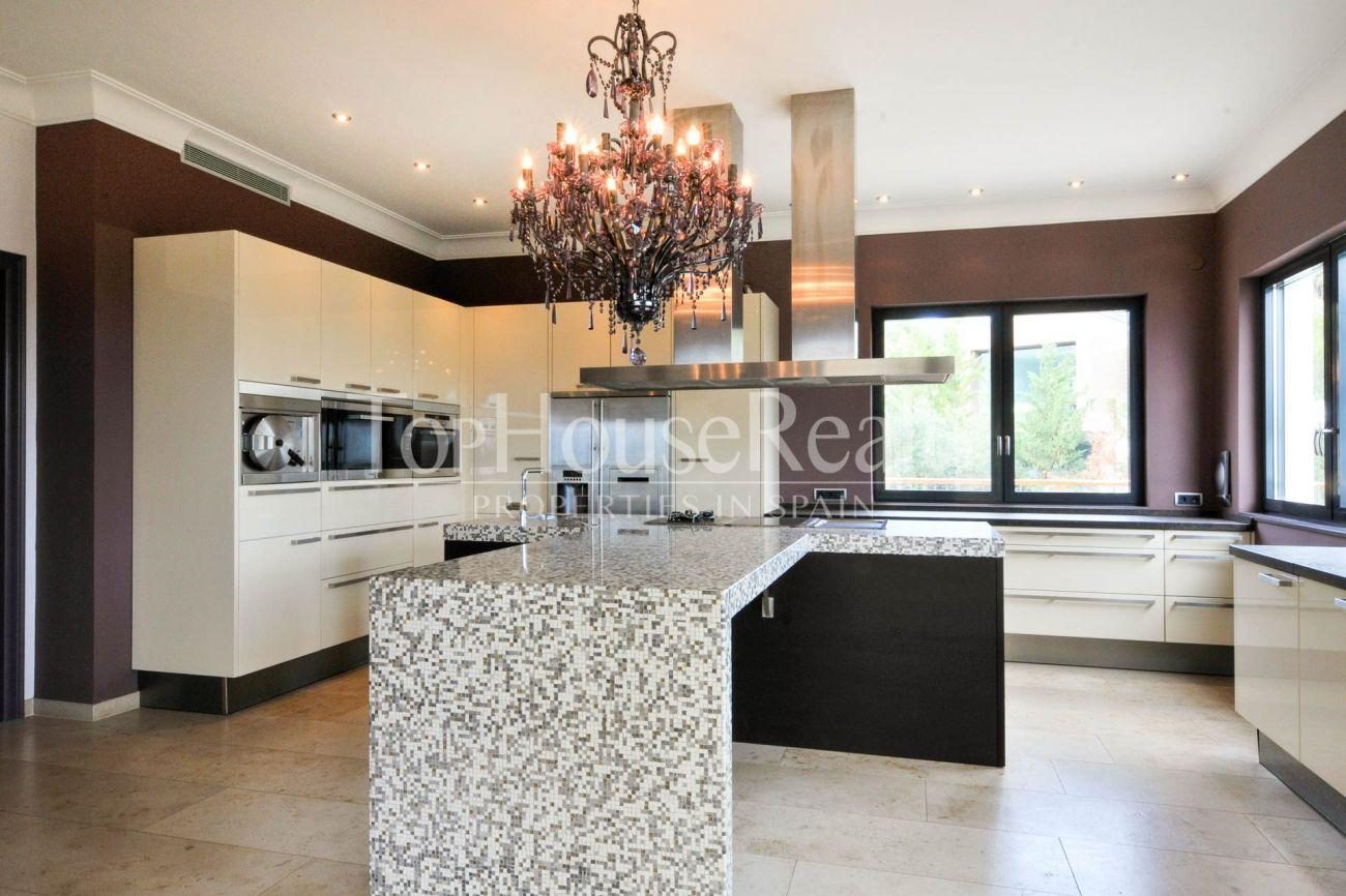 Great house in the best community near Barcelona