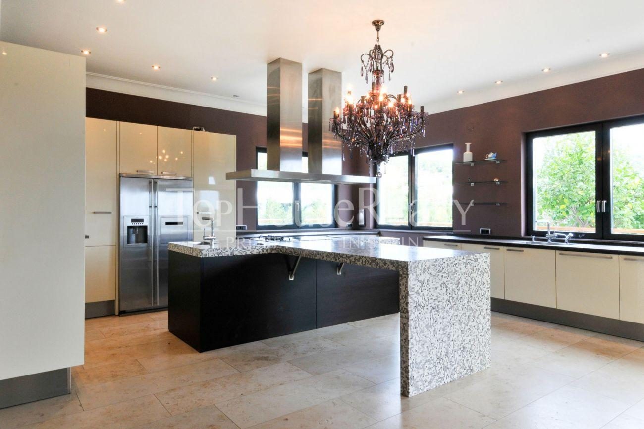 Great house in the best community near Barcelona