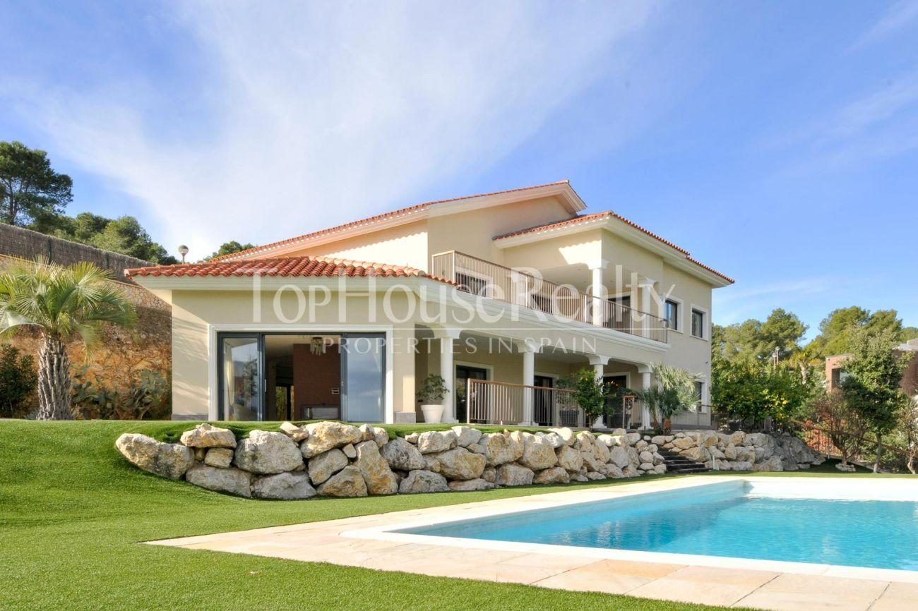 Great house in the best community near Barcelona