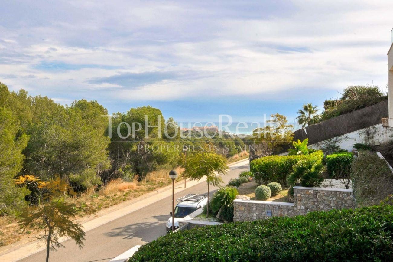 Great house in the best community near Barcelona
