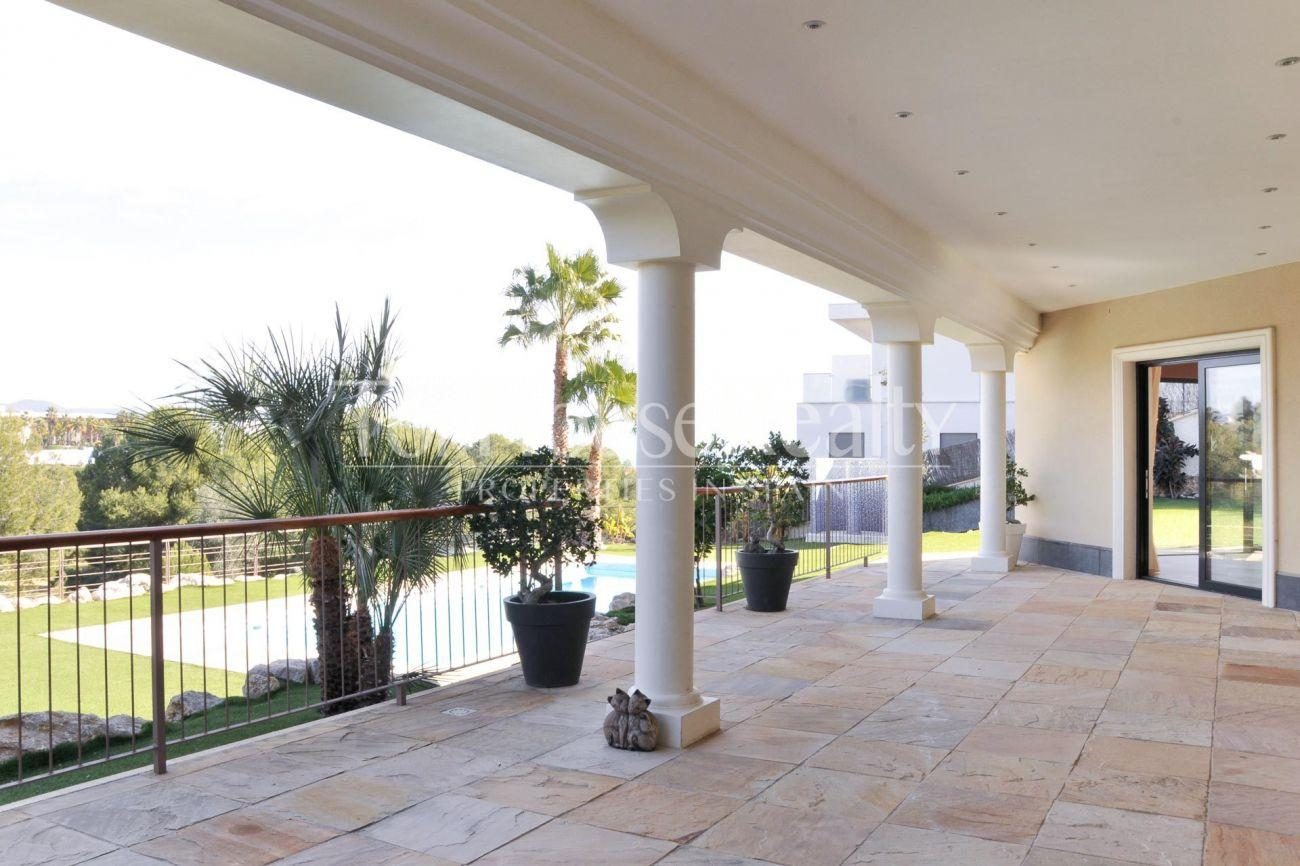 Great house in the best community near Barcelona