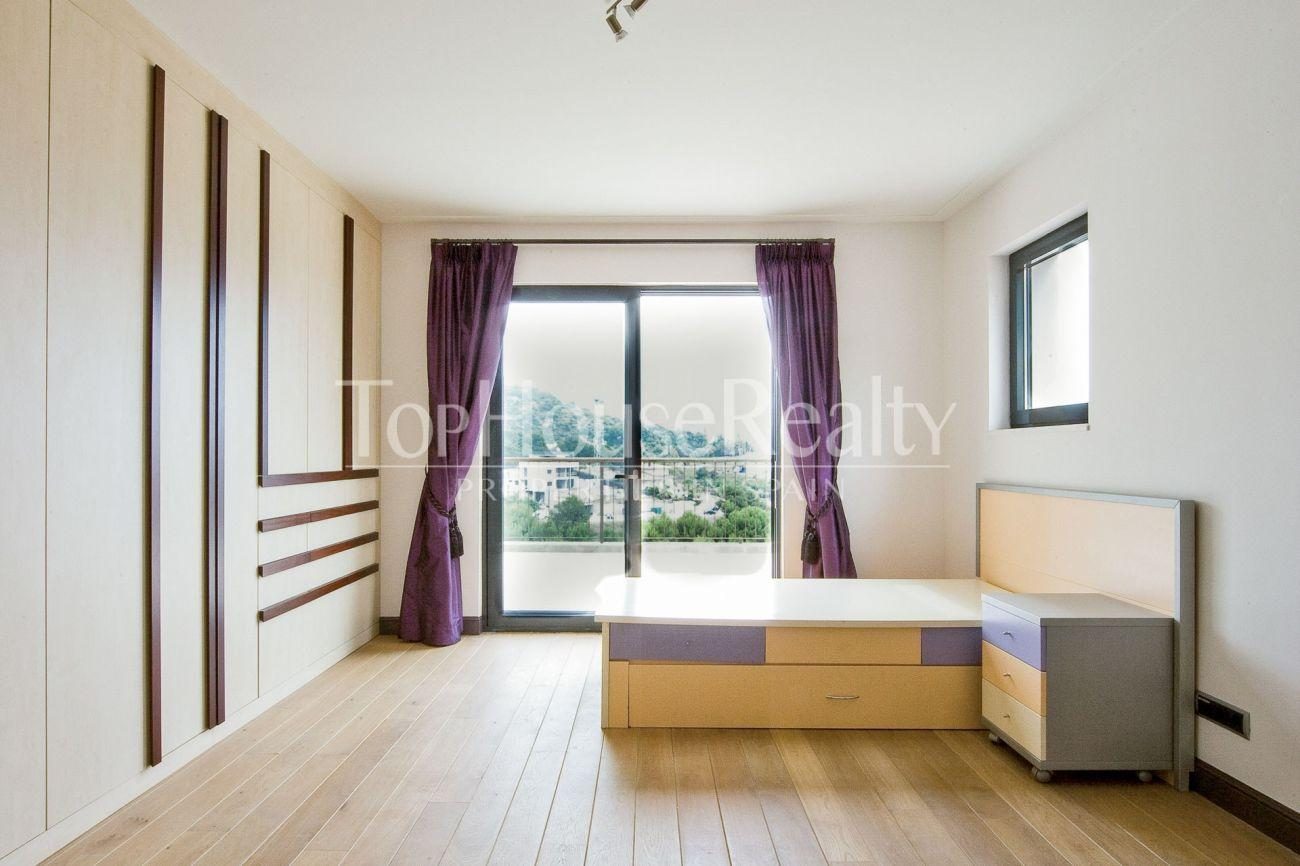Great house in the best community near Barcelona