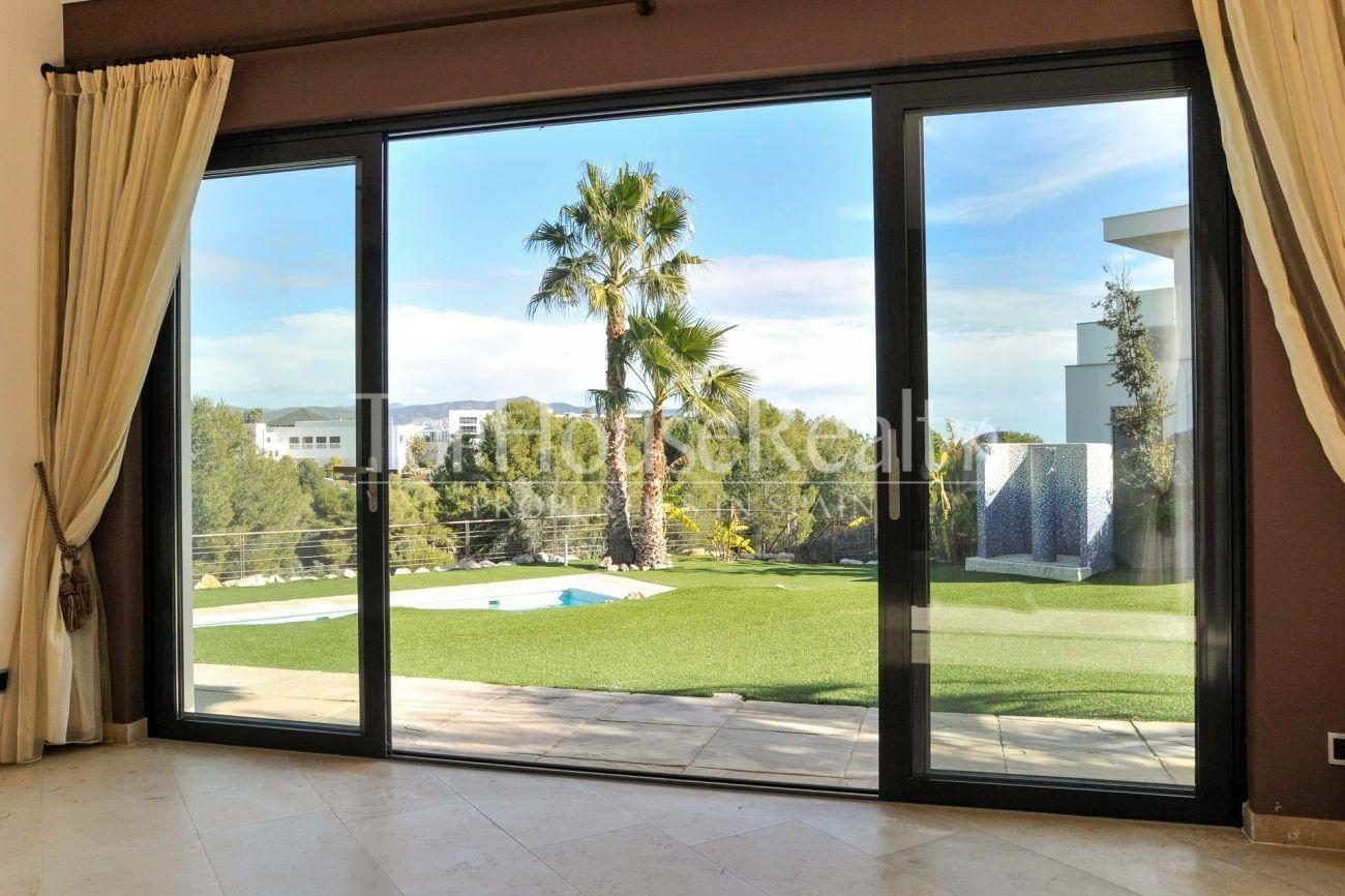 Great house in the best community near Barcelona