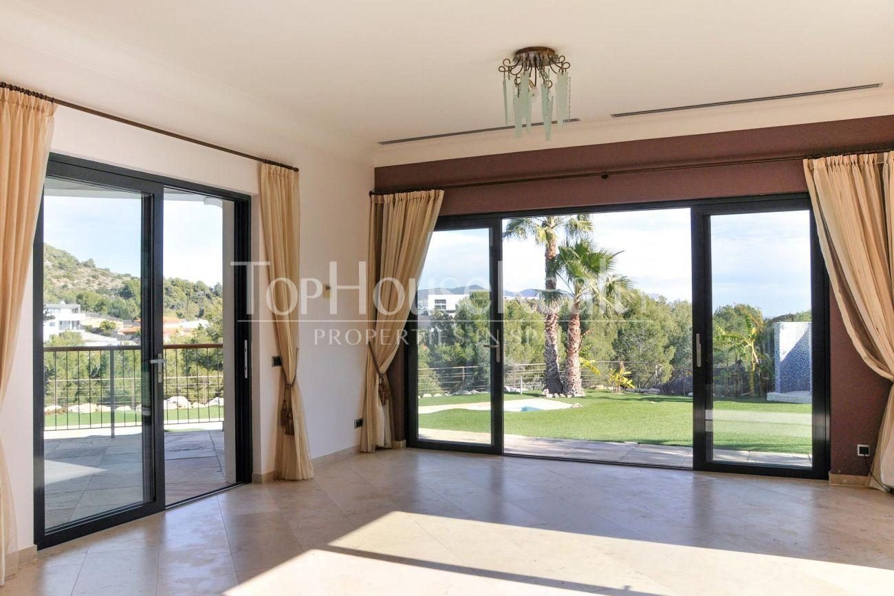 Great house in the best community near Barcelona