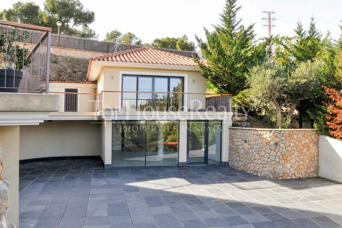 Great house in the best community near Barcelona