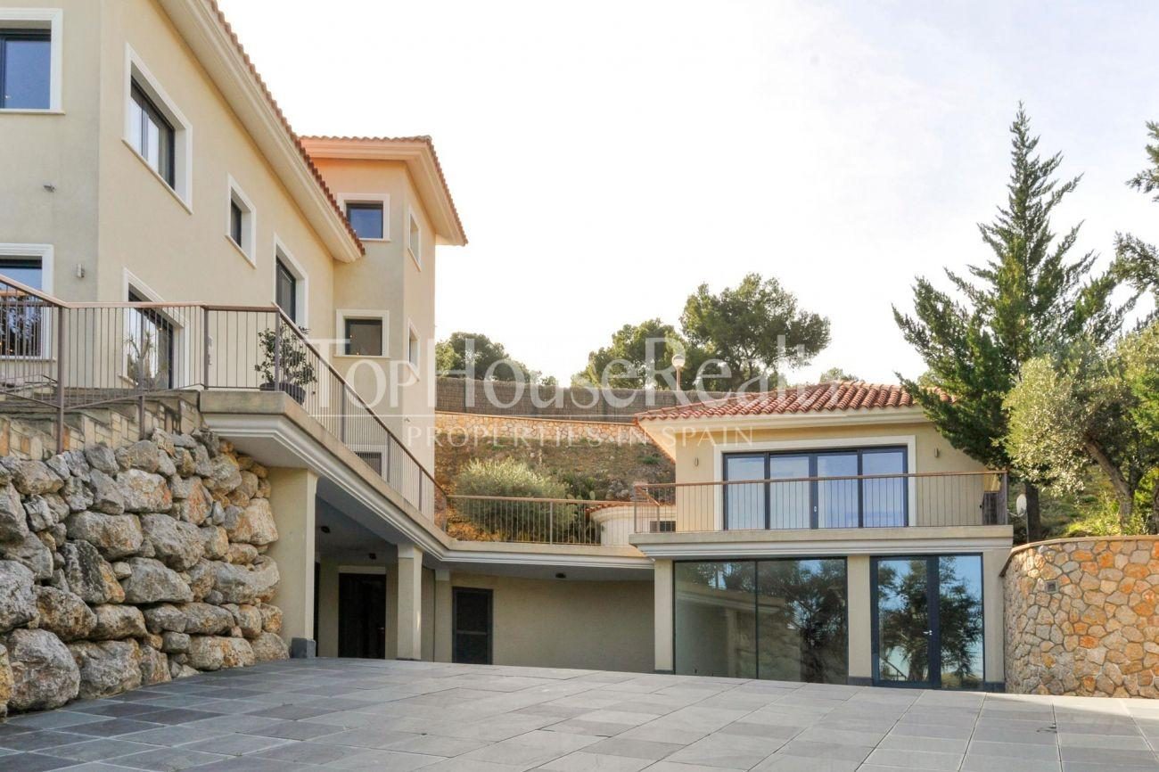 Great house in the best community near Barcelona