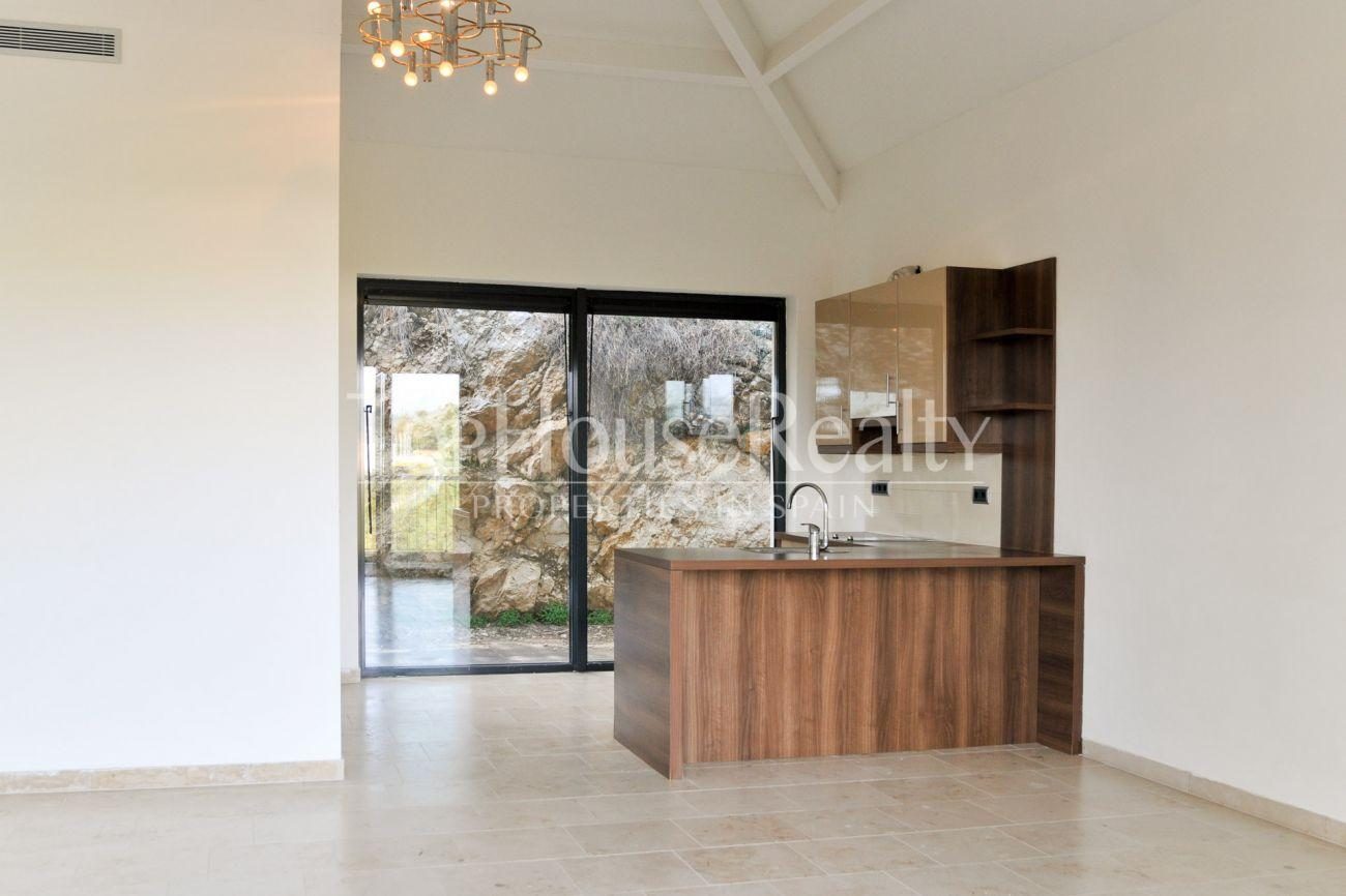 Great house in the best community near Barcelona