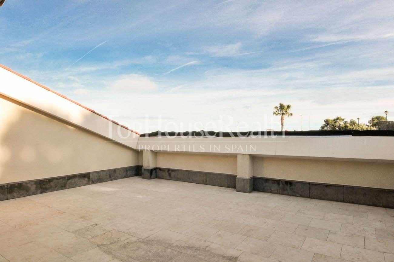 Great house in the best community near Barcelona
