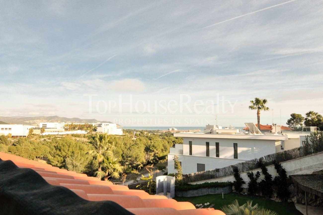 Great house in the best community near Barcelona