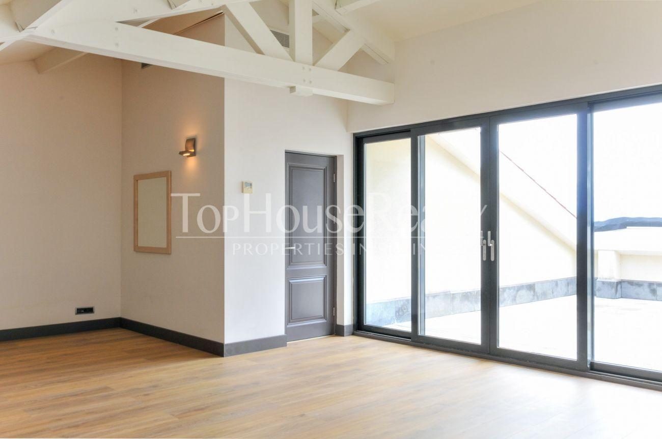 Great house in the best community near Barcelona