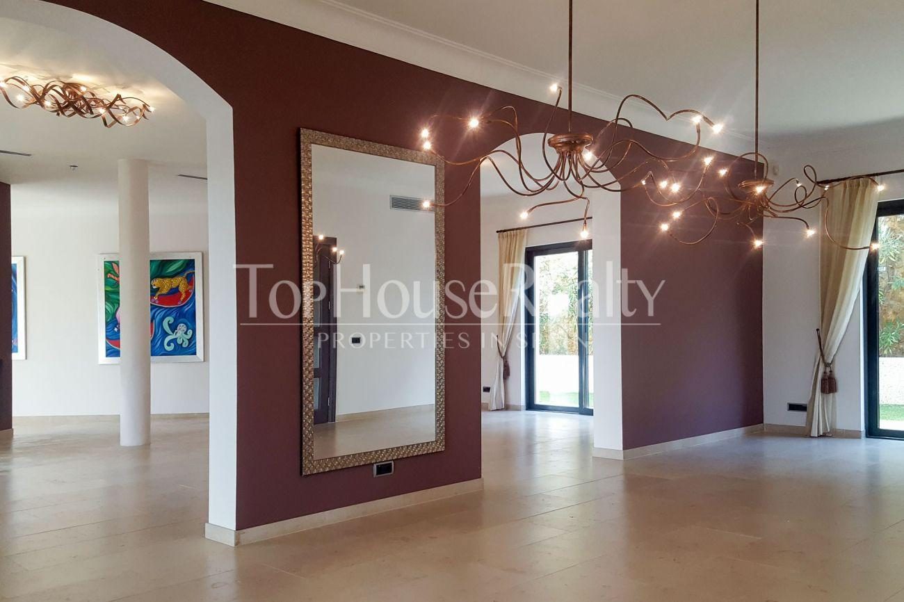 Great house in the best community near Barcelona