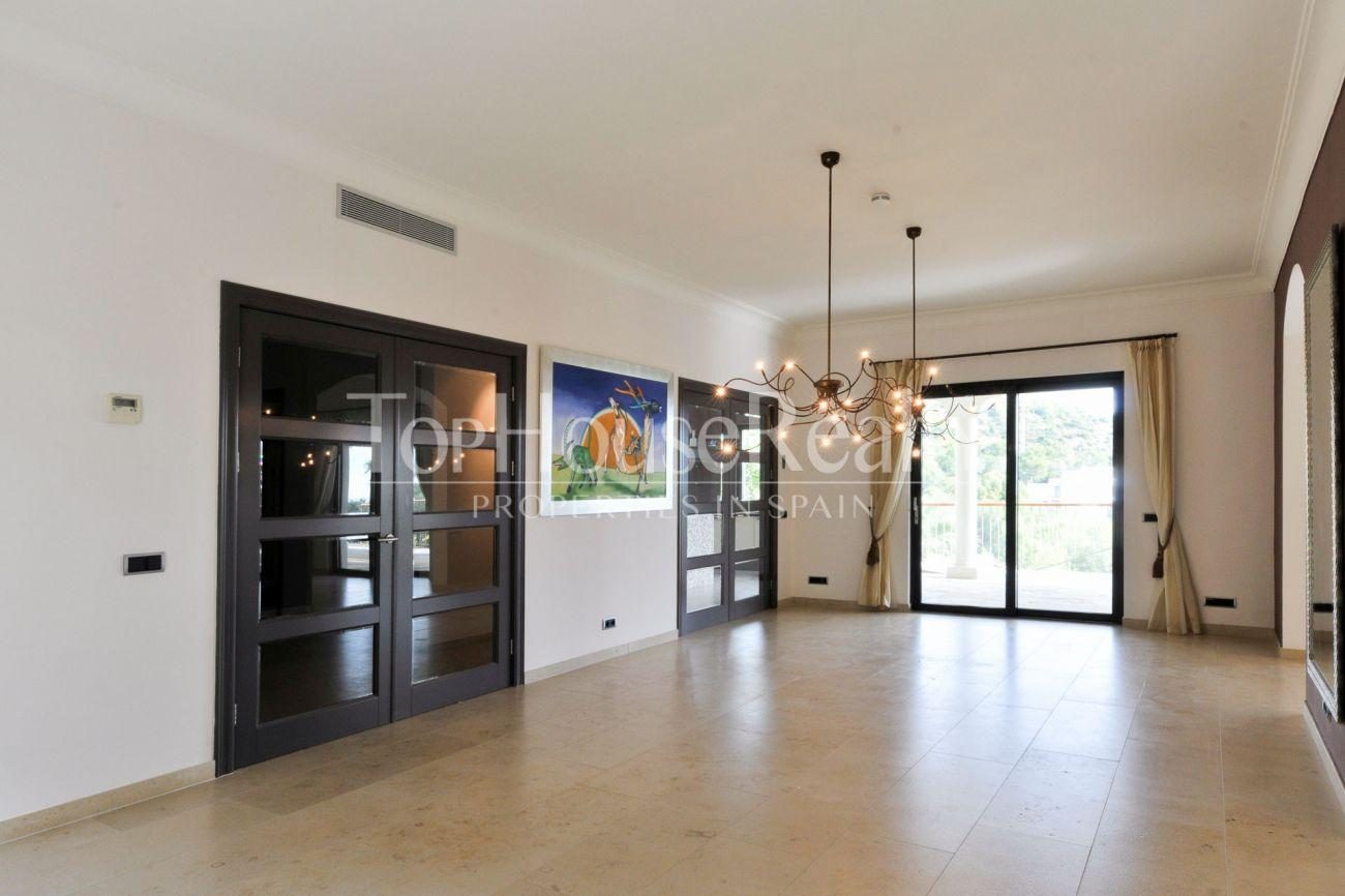 Great house in the best community near Barcelona