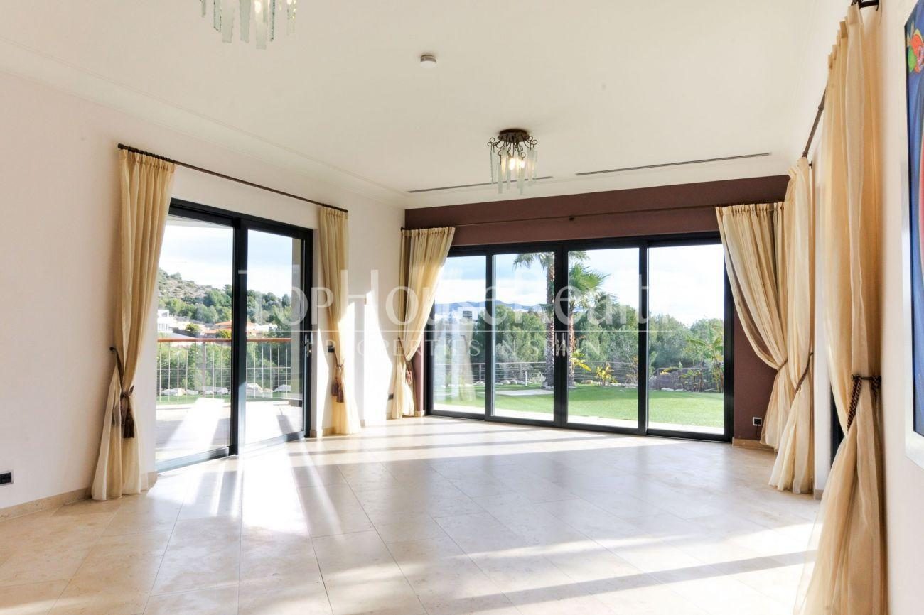 Great house in the best community near Barcelona