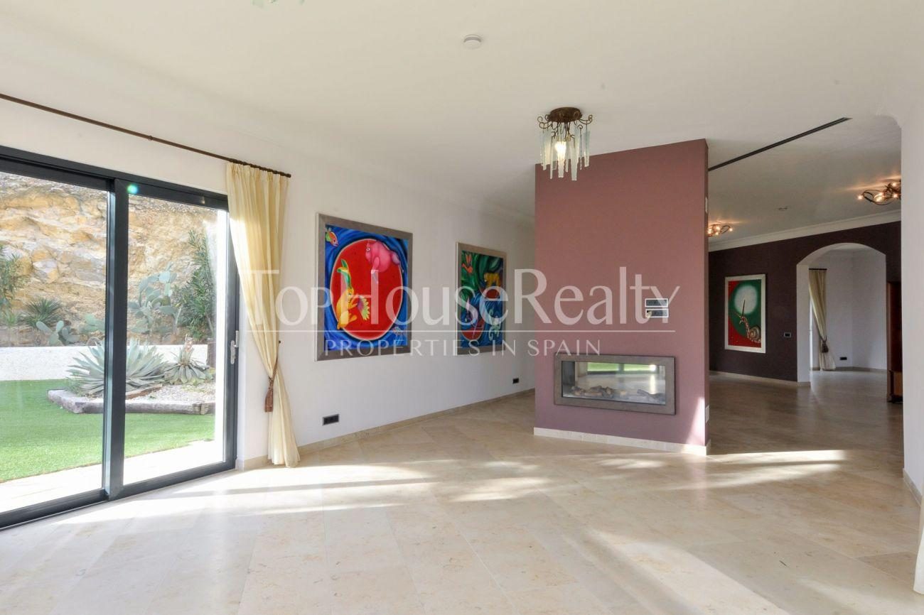 Great house in the best community near Barcelona