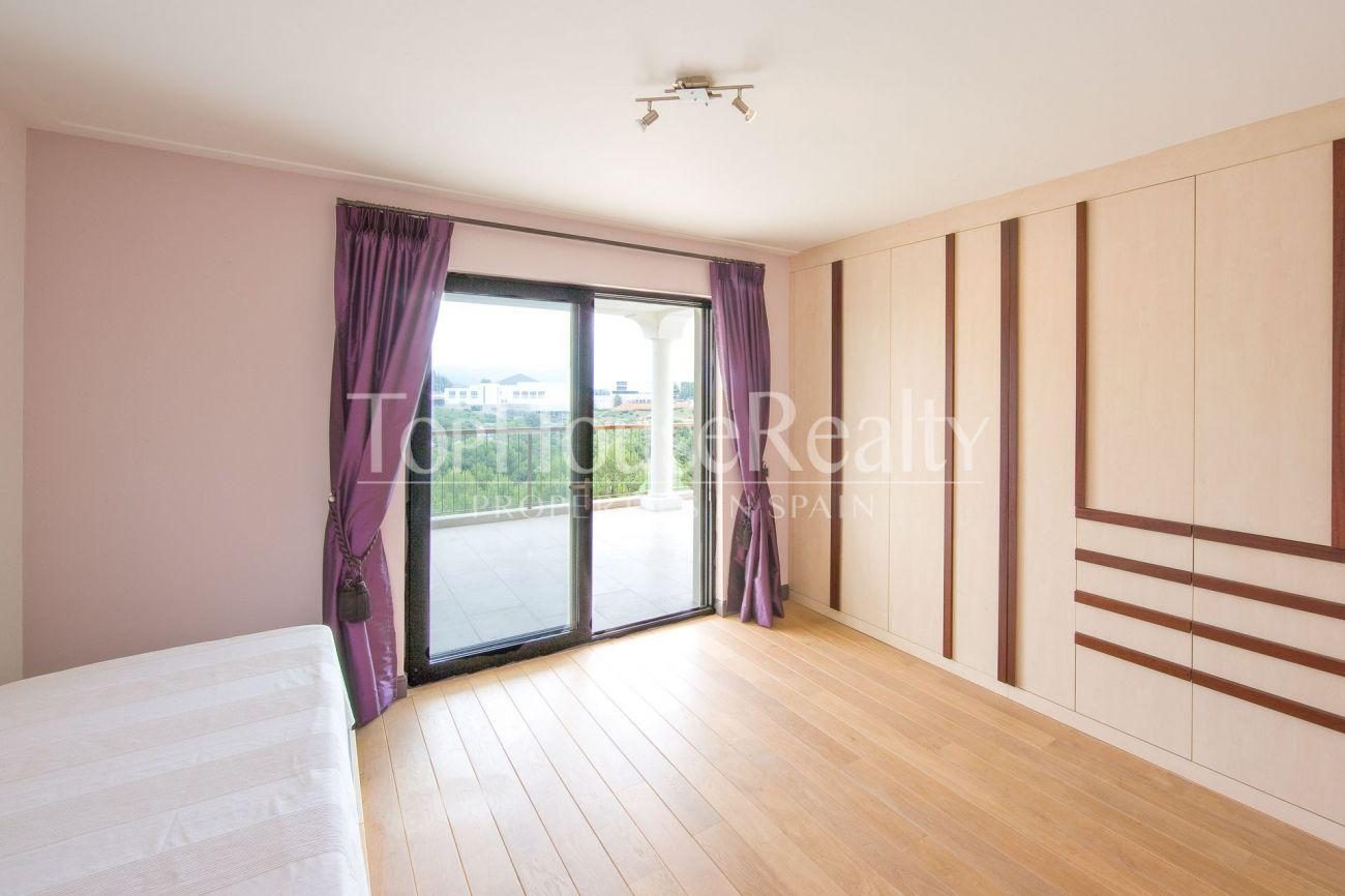 Great house in the best community near Barcelona