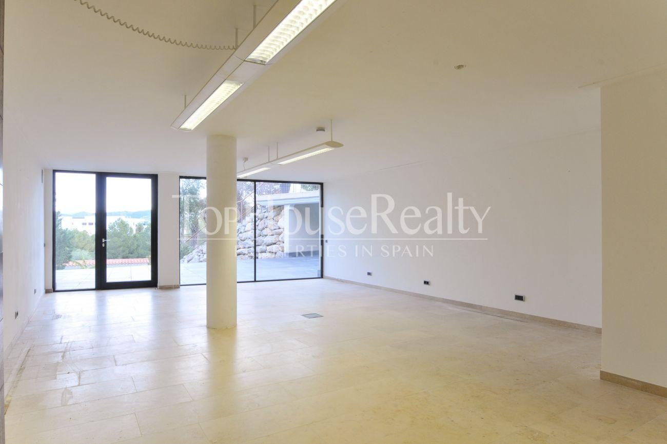 Great house in the best community near Barcelona