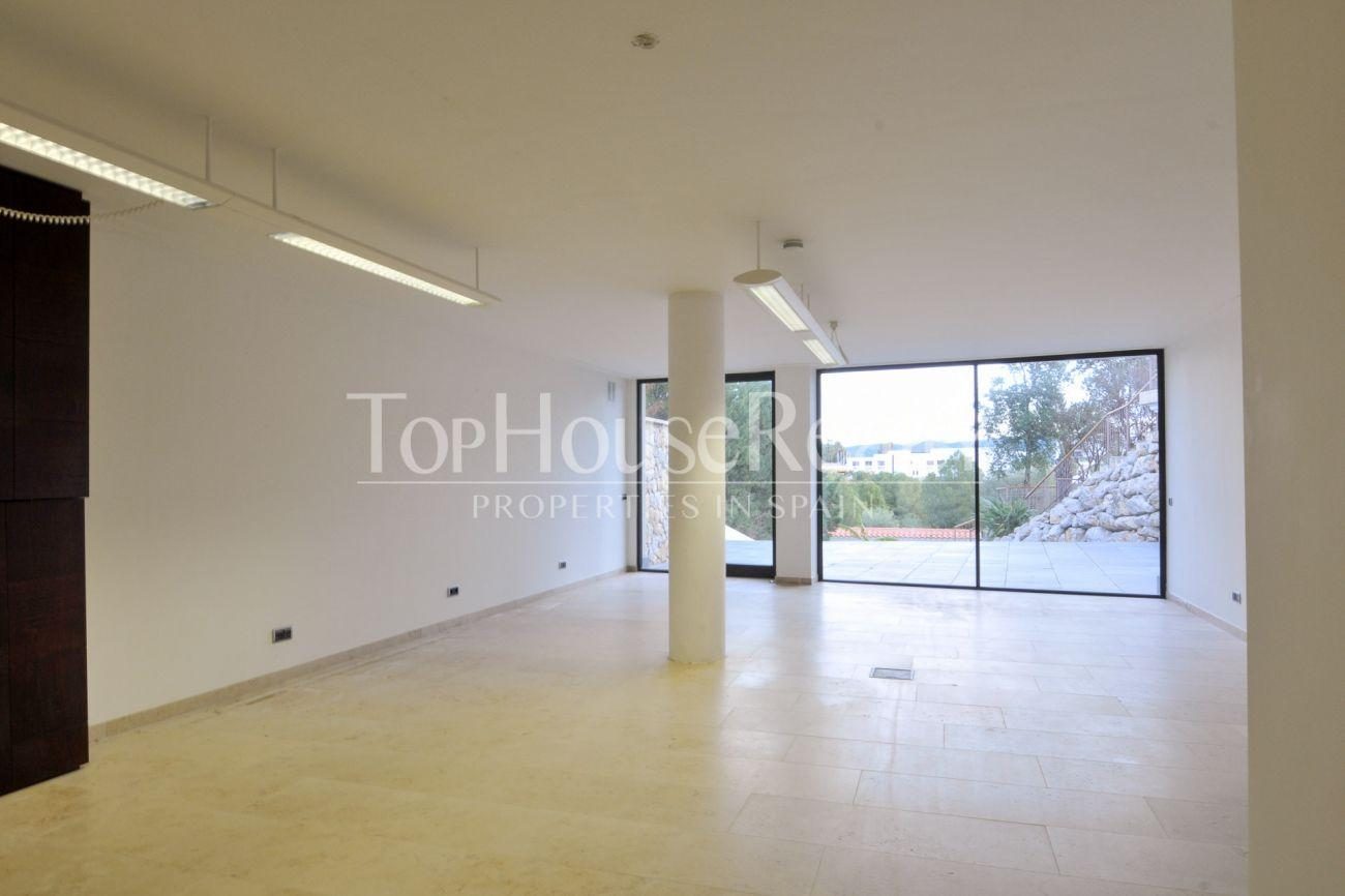 Great house in the best community near Barcelona