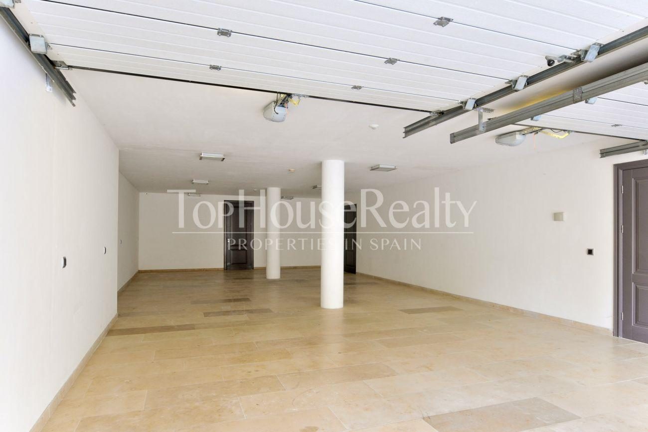 Great house in the best community near Barcelona
