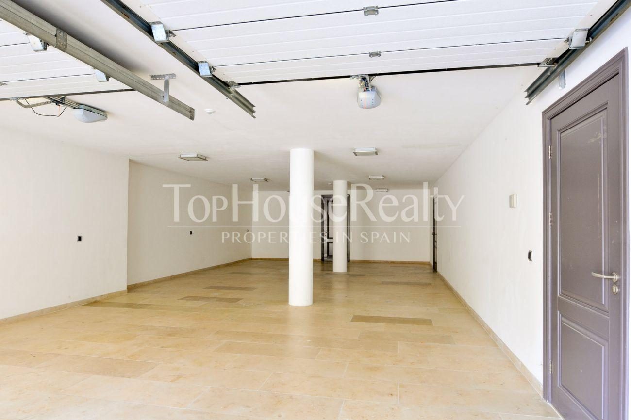 Great house in the best community near Barcelona