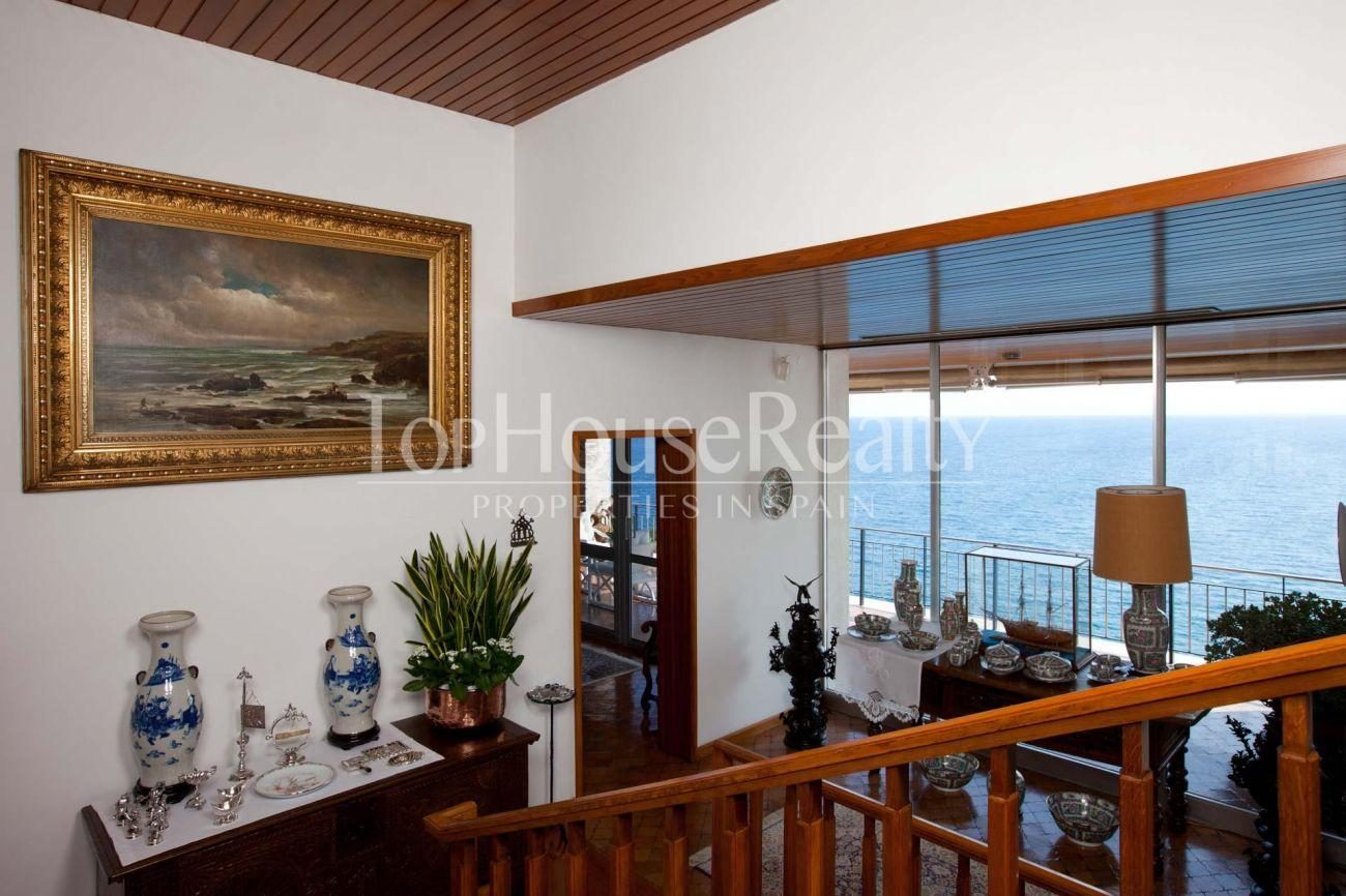 Large manor house with own mountain facing the sea