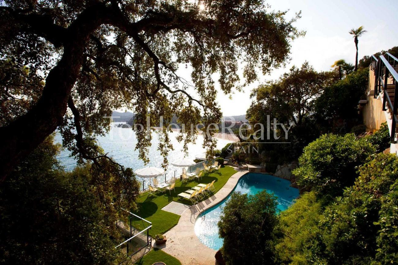 Large manor house with own mountain facing the sea