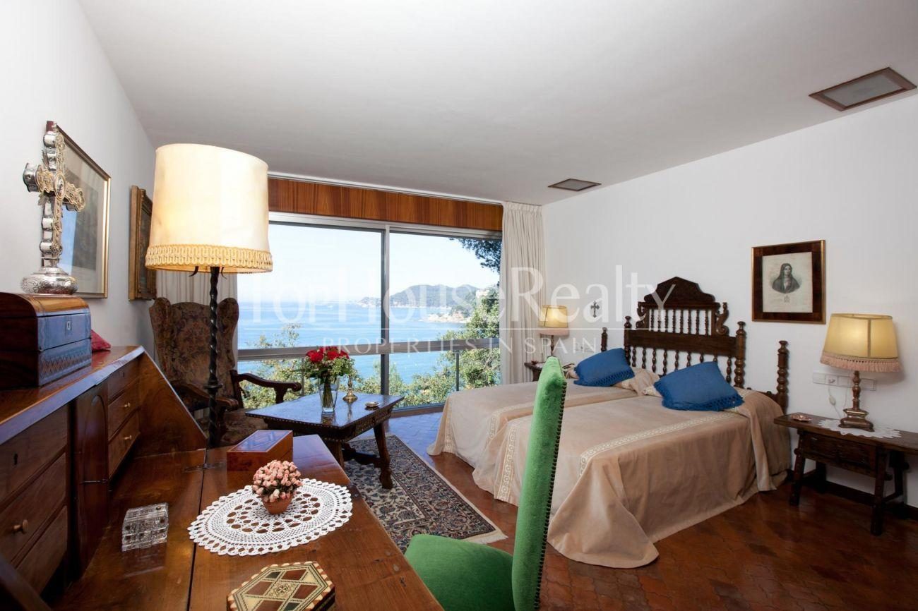 Large manor house with own mountain facing the sea