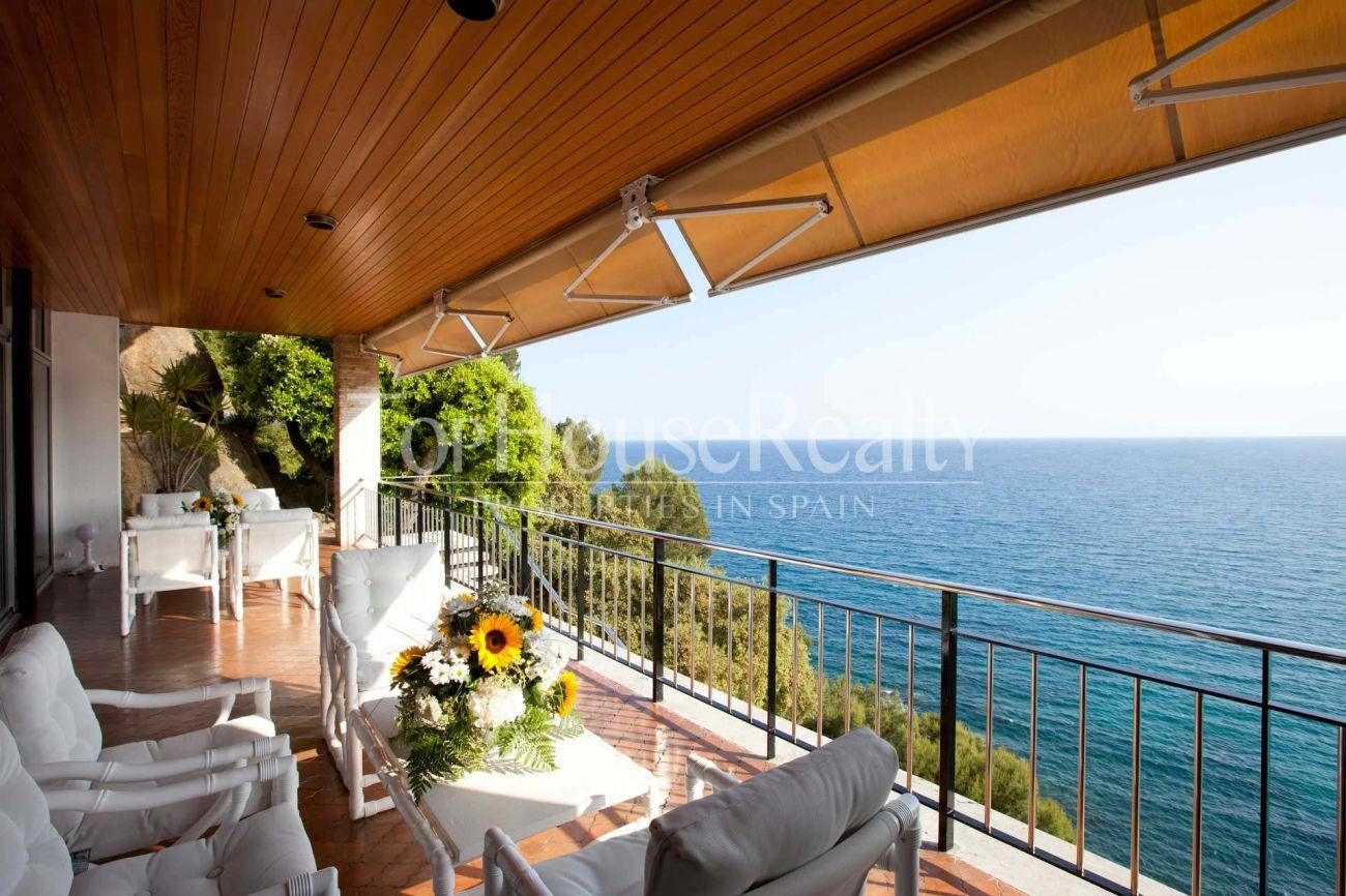 Large manor house with own mountain facing the sea