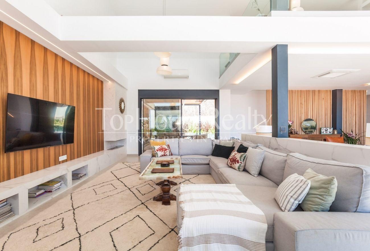 Spectacular new house with incredible views