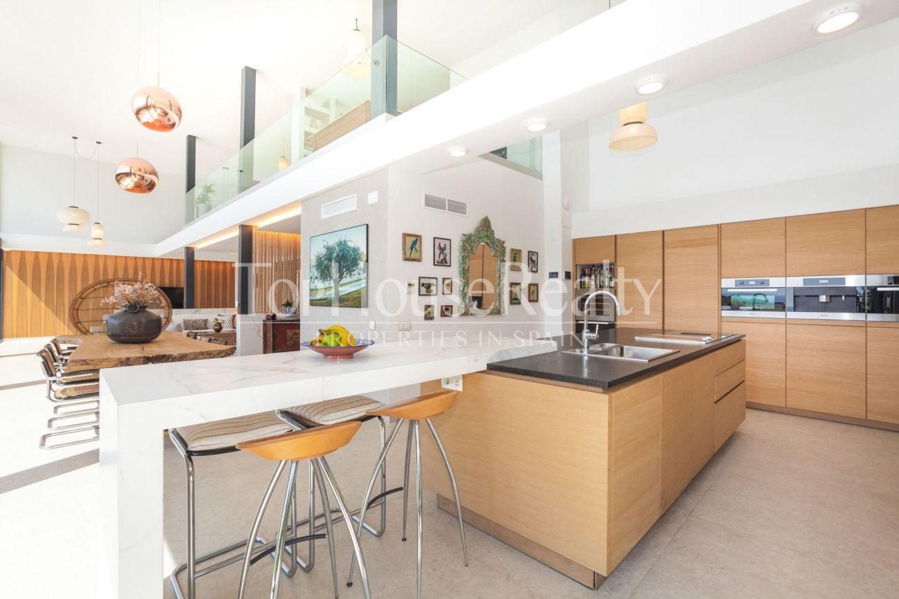 Spectacular new house with incredible views