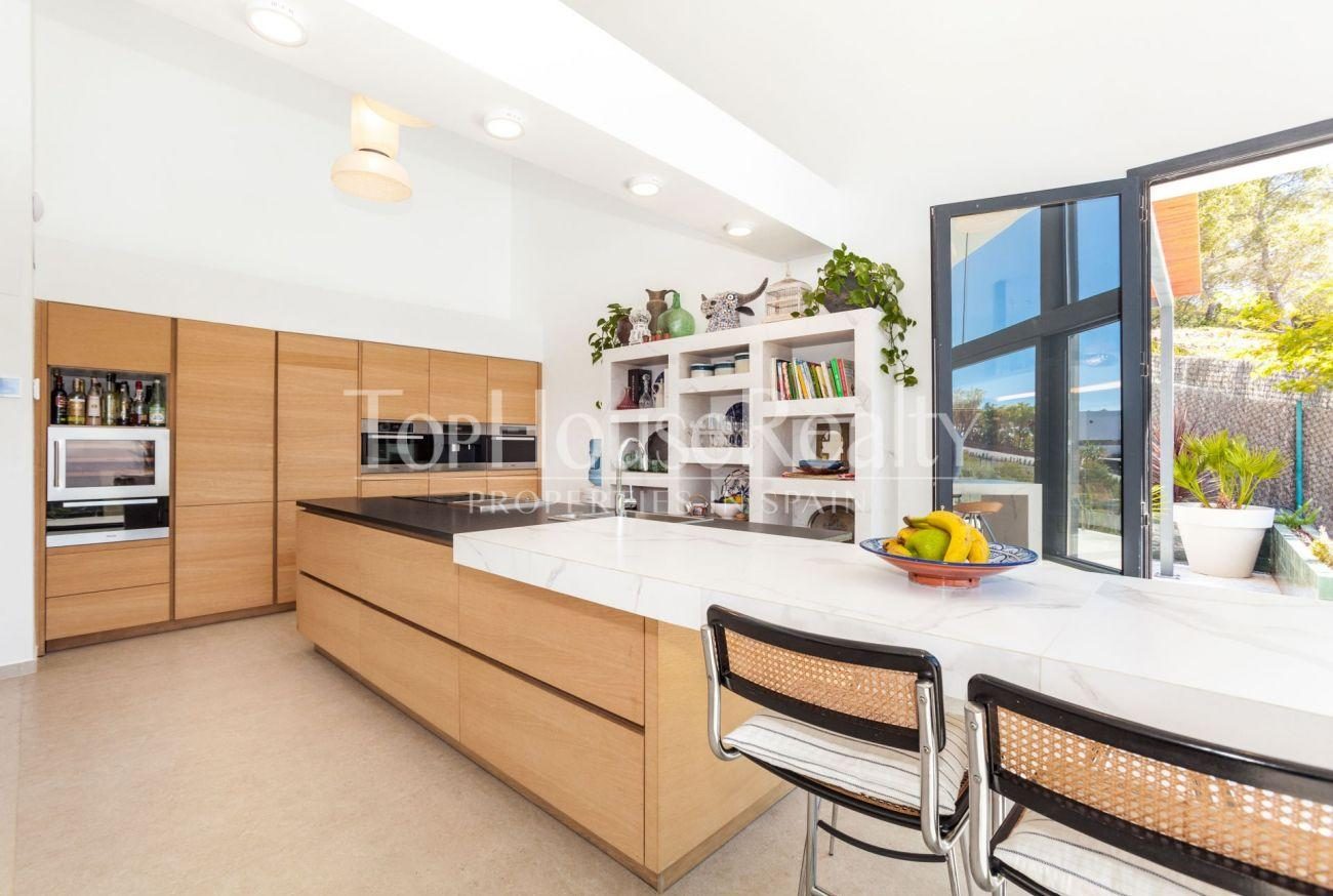 Spectacular new house with incredible views