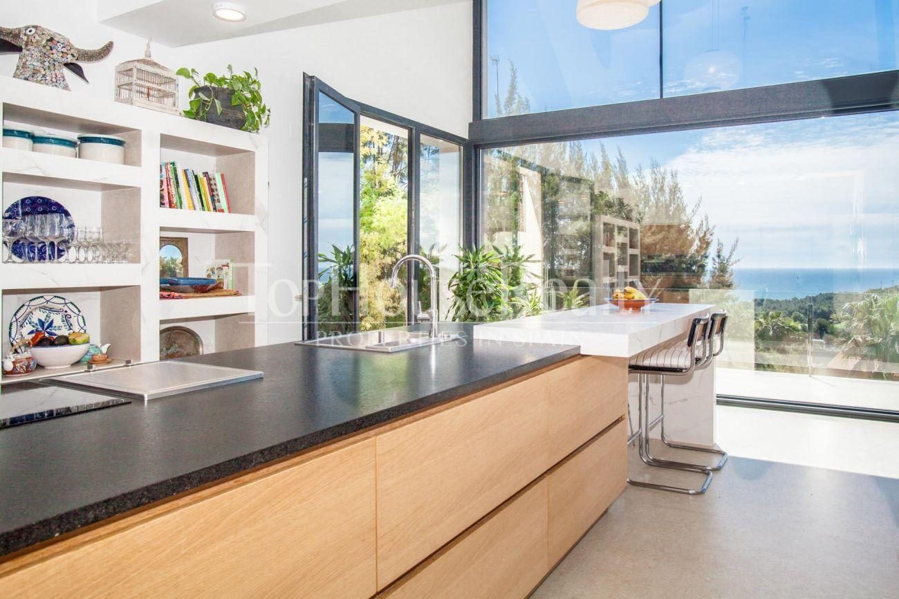 Spectacular new house with incredible views