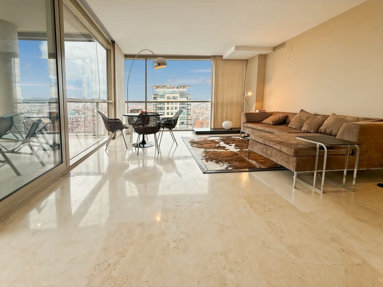 Penthouse for rent in Diagonal Ma, panoramic views, terrace and premium amenities