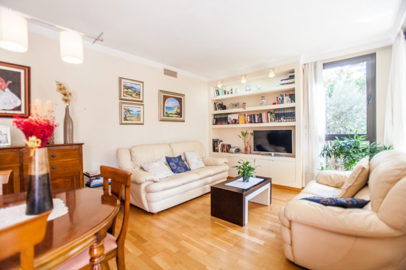 Apartment with two terraces and a private garden
