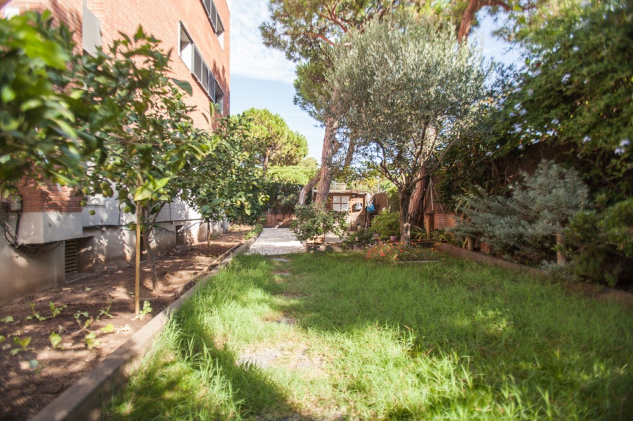 Apartment with two terraces and a private garden