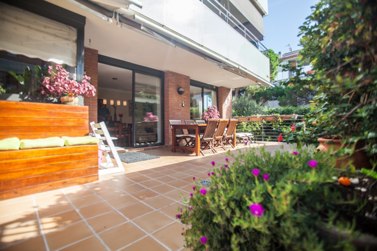 Apartment with two terraces and a private garden