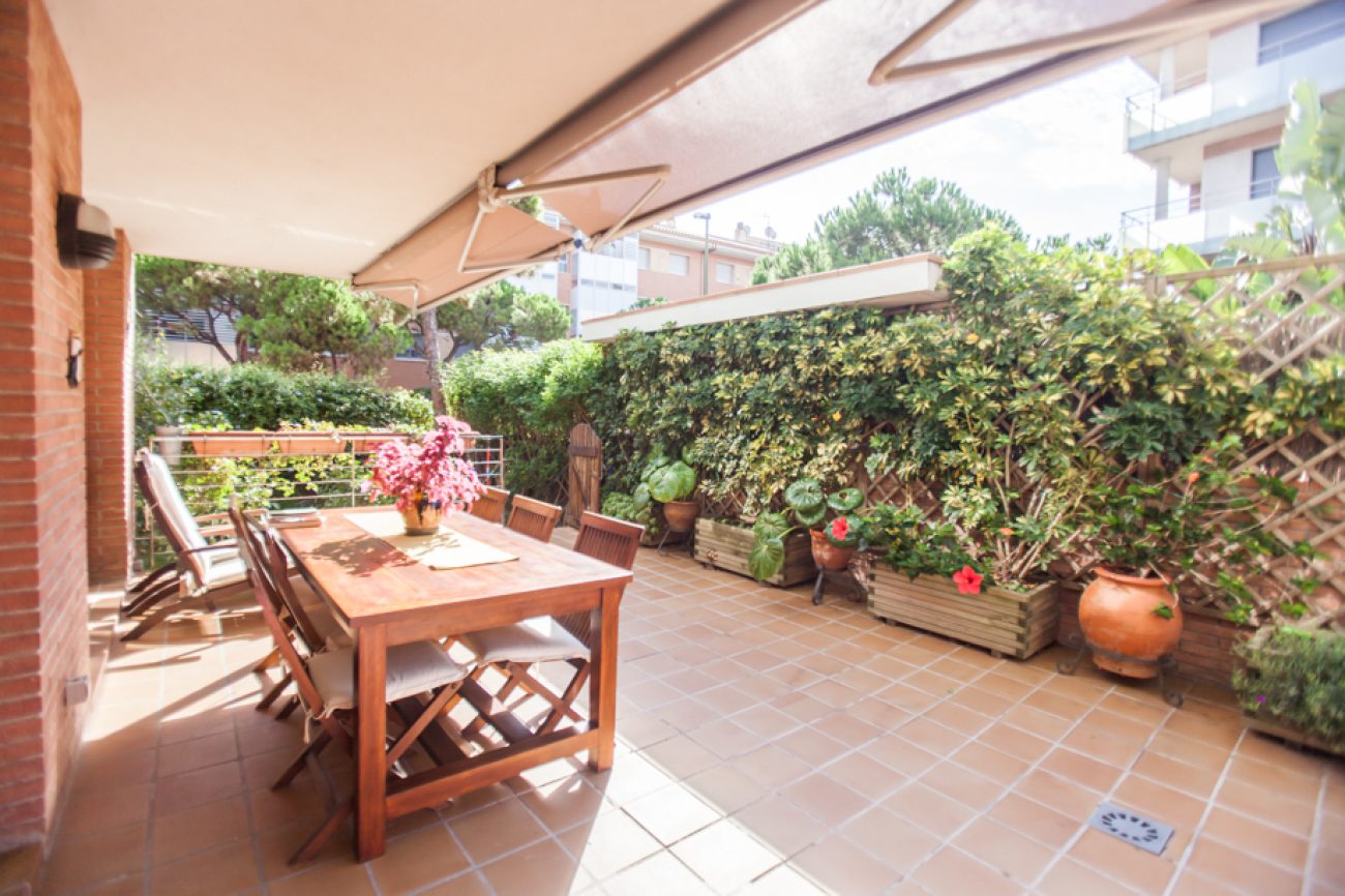 Apartment with two terraces and a private garden