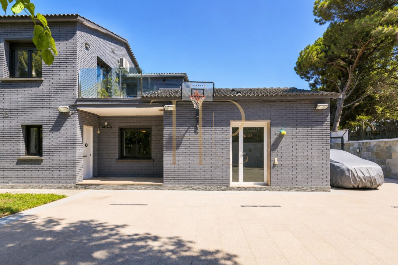 Exclusive Newly Renovated Designer Villa in La Pineda, Castelldefels