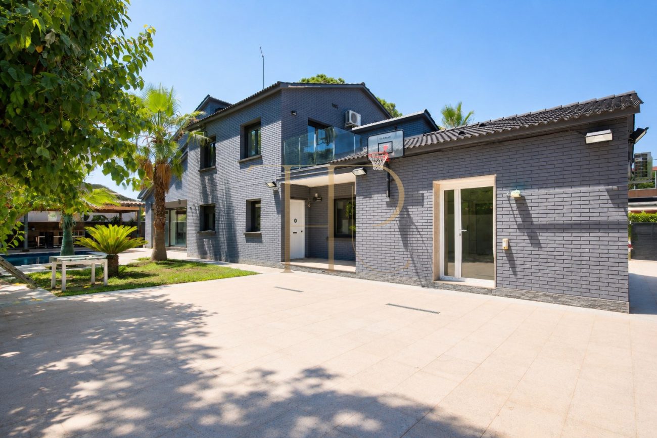 Exclusive Newly Renovated Designer Villa in La Pineda, Castelldefels