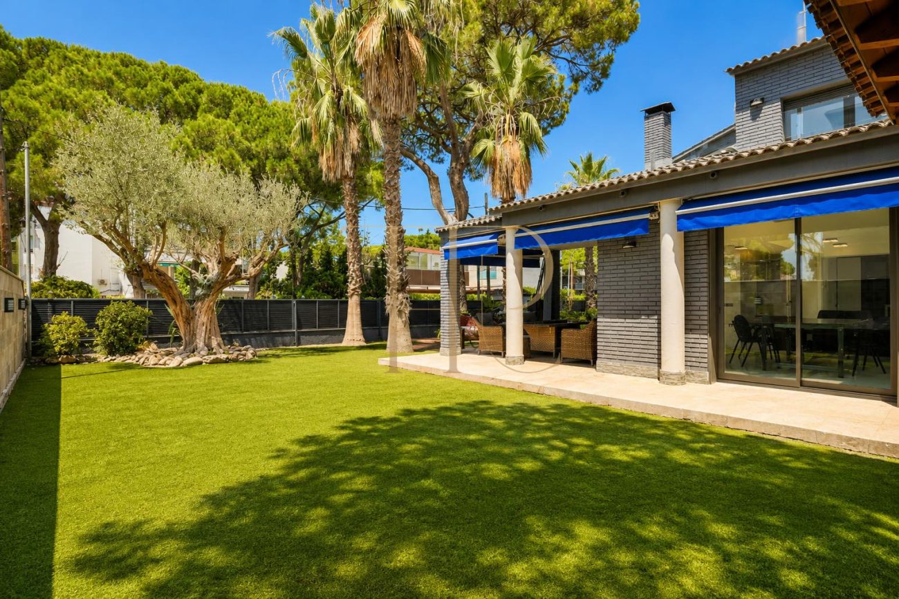 Exclusive Newly Renovated Designer Villa in La Pineda, Castelldefels