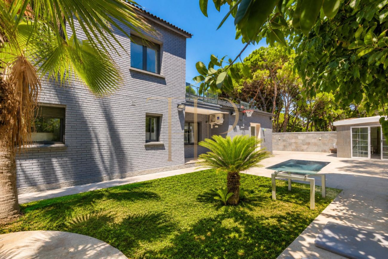 Exclusive Newly Renovated Designer Villa in La Pineda, Castelldefels