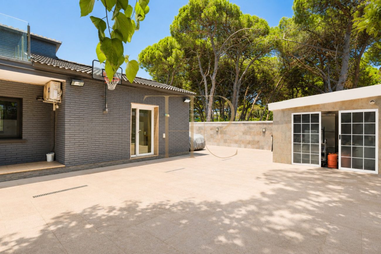Exclusive Newly Renovated Designer Villa in La Pineda, Castelldefels