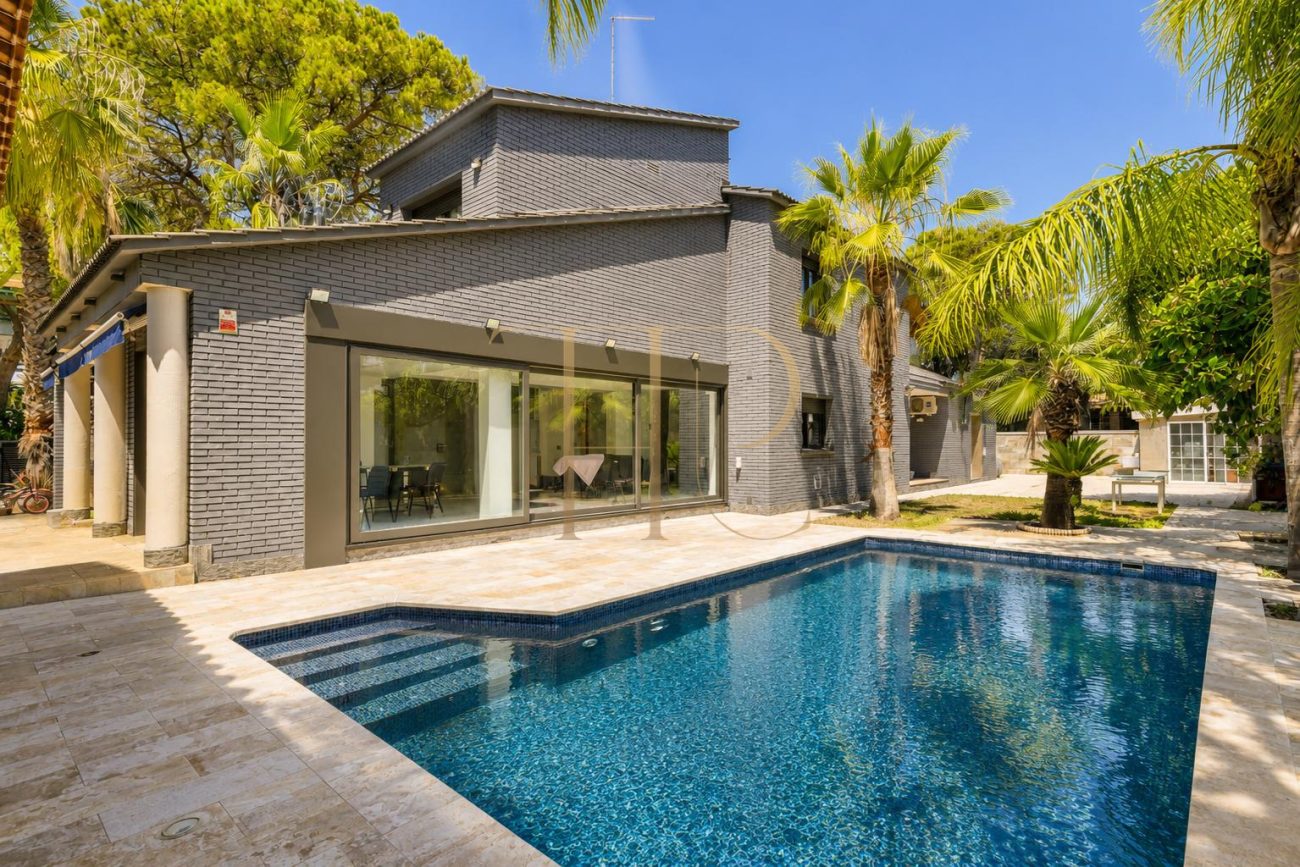 Exclusive Newly Renovated Designer Villa in La Pineda, Castelldefels