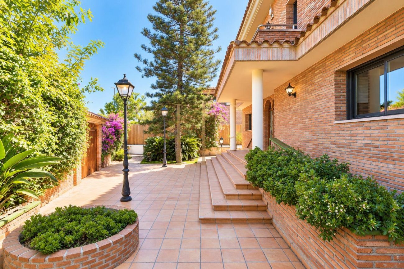 Luxury detached villa for rent in Gavà Mar, fully renovated