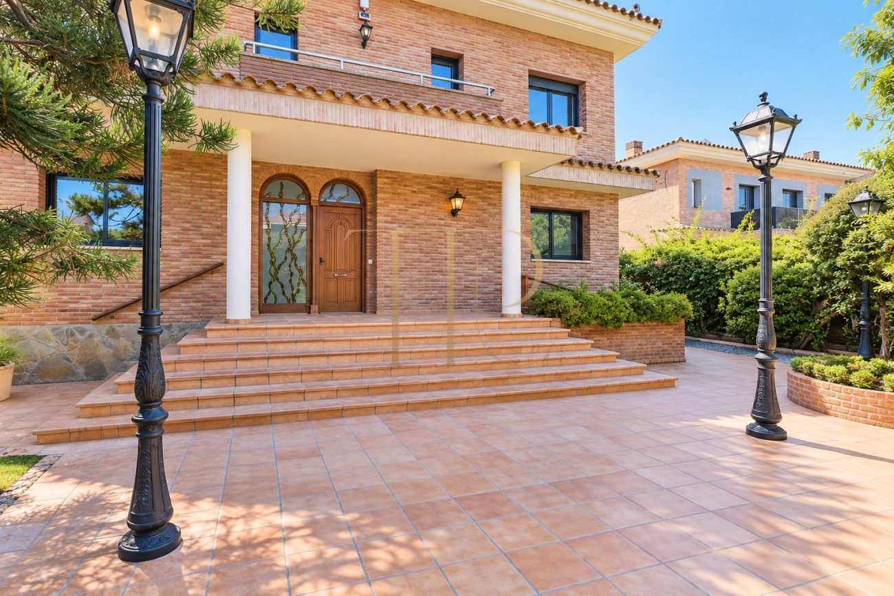 Luxury detached villa for rent in Gavà Mar, fully renovated