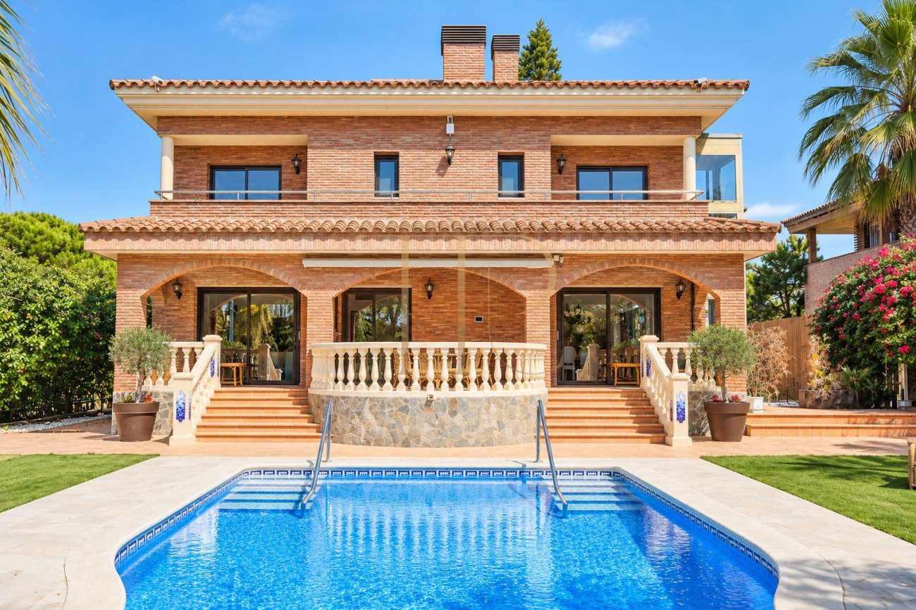 Luxury detached villa for rent in Gavà Mar, fully renovated