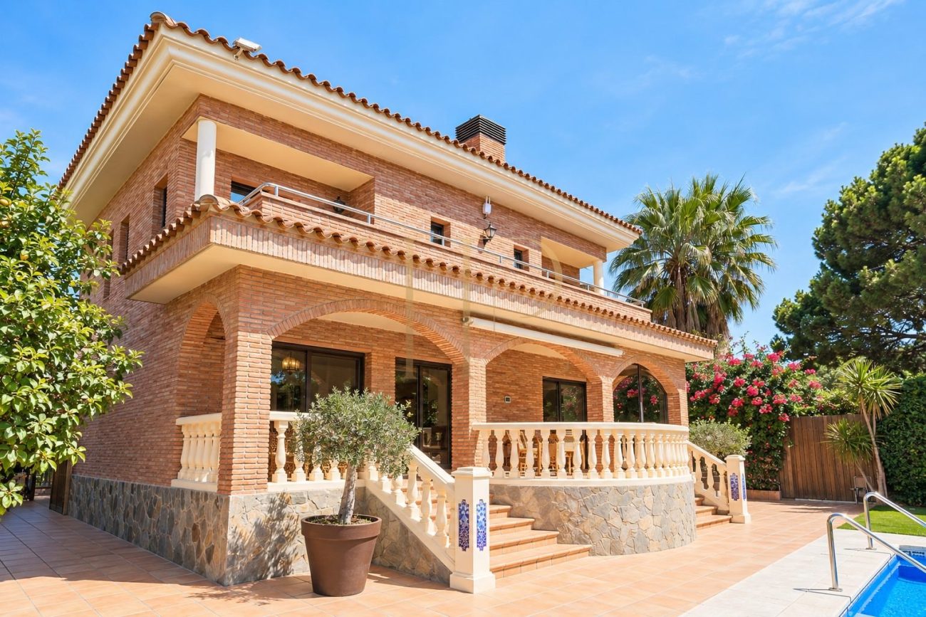 Luxury detached villa for rent in Gavà Mar, fully renovated