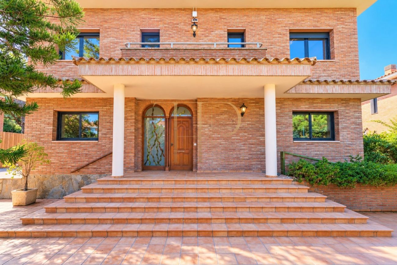 Luxury detached villa for rent in Gavà Mar, fully renovated